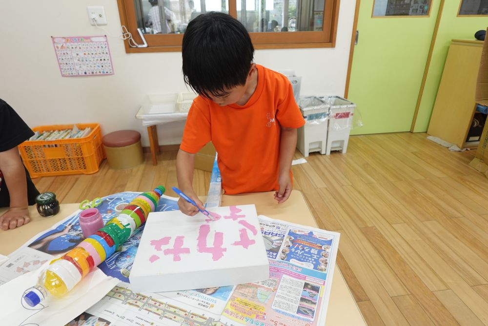 「看板作ろうや！！
　どこで魚すくいしとるか
　すぐわかるじゃん！！」
とH君は張り切って看板作り♪
一文字一文字を
丁寧に書いていました！！