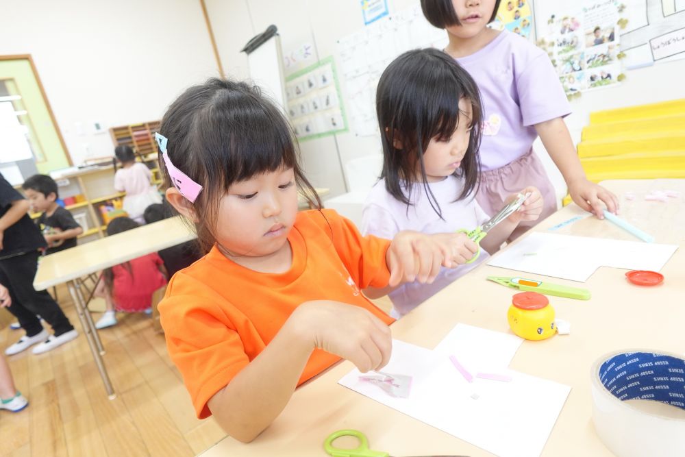 春から楽しんでいた
お化粧♡
他のクラスの友達にも
お化粧してあげたい！！と
おしゃれやさんをすることに♡

メイク、髪飾り、ネイル、アクセサリー
おしゃれなことが大好きだから
どんどんおしゃれアイテムが思い付きます♡
色々な材料を使って
おしゃれアイテムを作っていきます♪
「こんな形のピンあるよね！！」
「これかわいい！！
　いろんな色で作ってみよう♪」