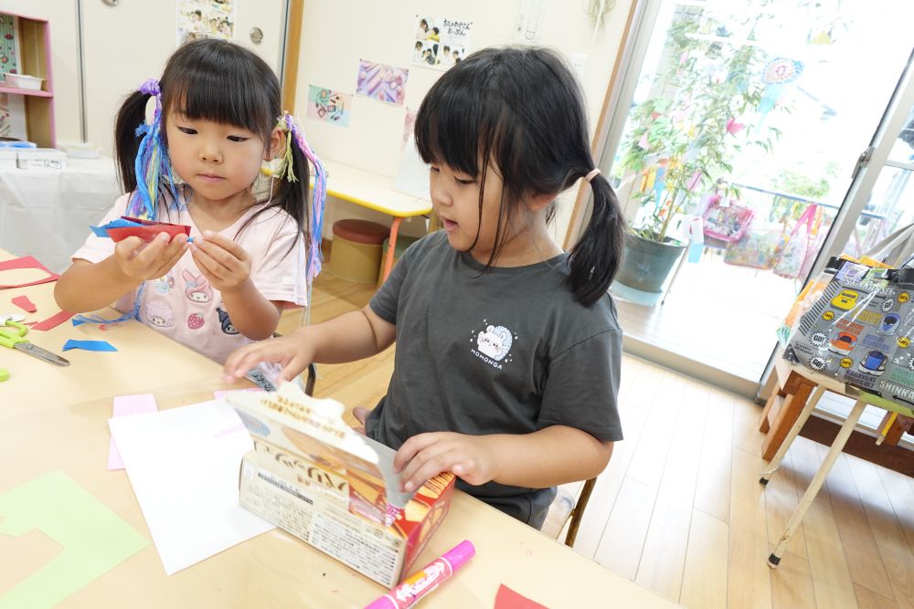 「アイシャドウは何色がいいかな？」
「リップはピンクにしたよ♪」
おうちの人のお化粧を見ているのかな？
メイクの名前をよく知っています♡