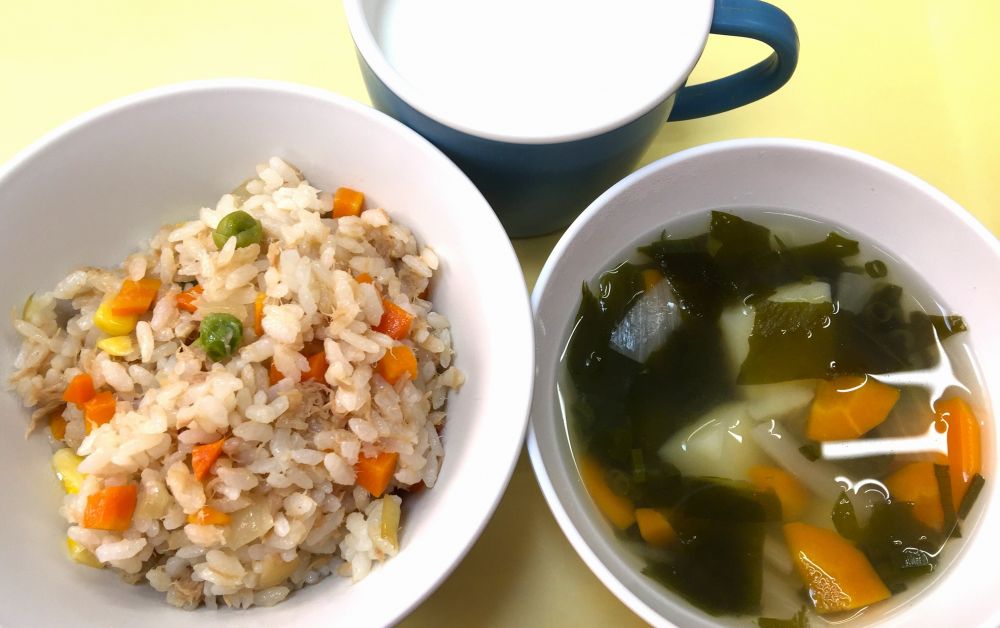 シーチキンにんにくチャーハン

わかめスープ

牛乳