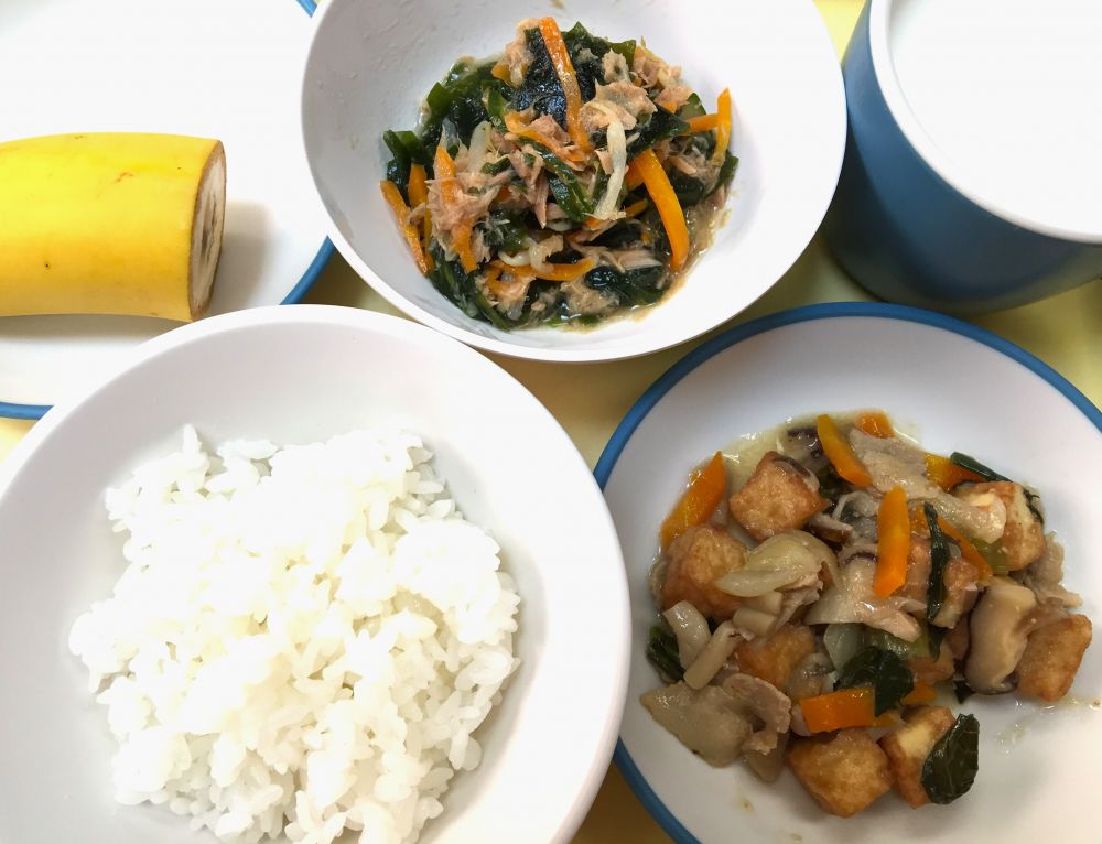 ご飯

厚揚げと豚肉のみそ炒め

海藻サラダ

バナナ

牛乳