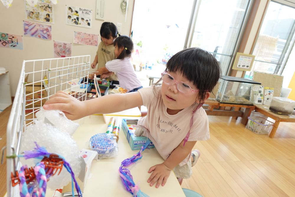 作ったアクセサリーや髪飾りを
綺麗に並べているMちゃん
「かわいく並べてる♡」
さすがおしゃれやさん！！
アイテムの配置もかわいく♡