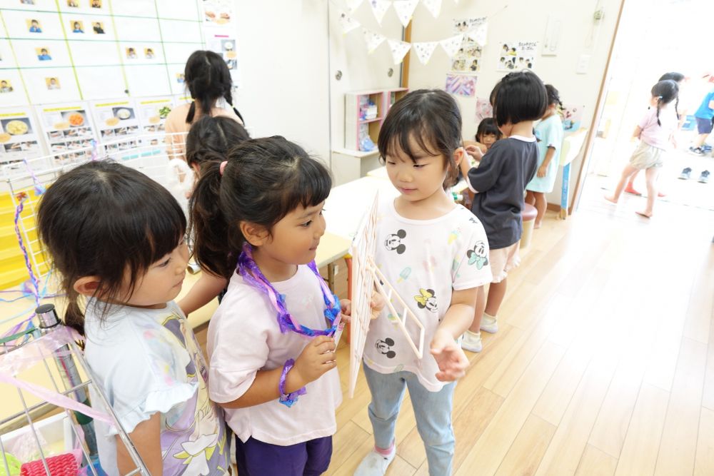 「わぁ！！かわいい♡」
お客さんがそう言ってくれると
とっても嬉しくなっちゃう♡

かわいいアクセサリー♡
「似合ってますよ！！
　かわいいよ♡」
鏡を持って来て
見せてあげていたIちゃん♡
