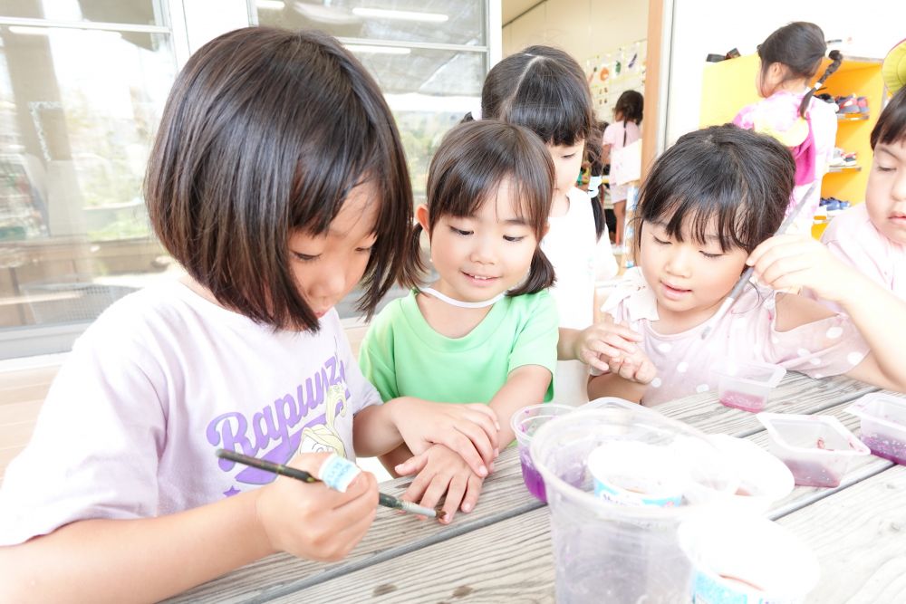 小さな爪を塗るのは
集中力が、、、！！

「本物のネイルみたい♡」
爪を塗ってもらうと
みるみる笑顔に♡