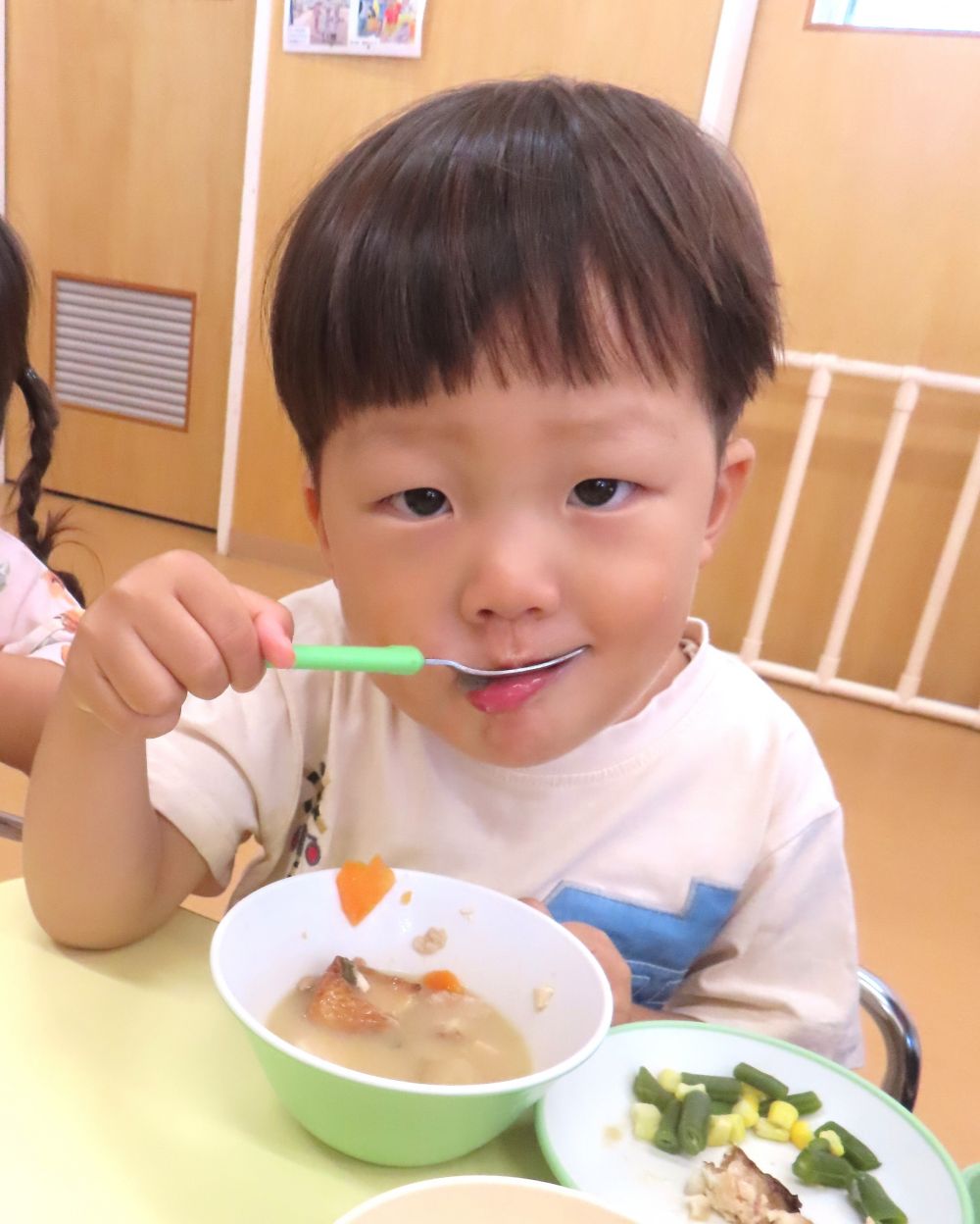 毎日暑い日々が続きますが、
すいみい保育園の子どもたちは元気いっぱい✨

クマ組さんでは
今日のお汁には何が入っているか
すくって見せてくれたり、「見てて！」と
食べる様子を見せてくれました😊

