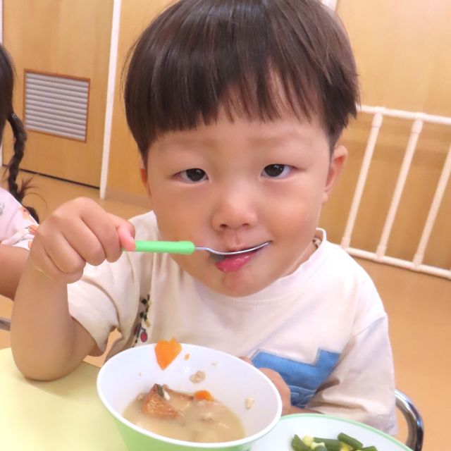 ＊　給食時間の様子　（すいみい保育園）　＊