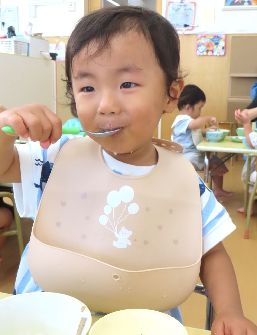 ヒヨコ組さんでも
「食べている様子を見せてね」と言うと
スプーンを持って上手に食べていましたよ✨
食べる量も増えて、おかわりも
よくしてくれています♪