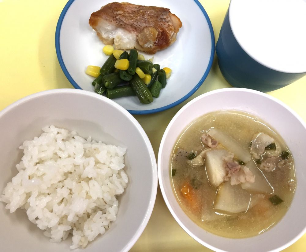 麦ご飯

赤魚の竜田焼き

いんげんとコーンのソテー

豚汁

牛乳