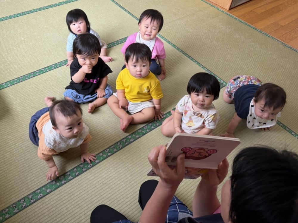 0歳児　
　『いないいないばあ』

ネコ・イヌ・ウサギ・リス・ヒヨコと順番に
「いないいない」とおめめをかくして
『ばあ』と飛び出てくるおもしろい絵本です。
真剣な表情でドキドキ💓しながら待っています。
『ばあ』の所では、みんな可愛い
最高の笑顔に花が咲きますよ♪