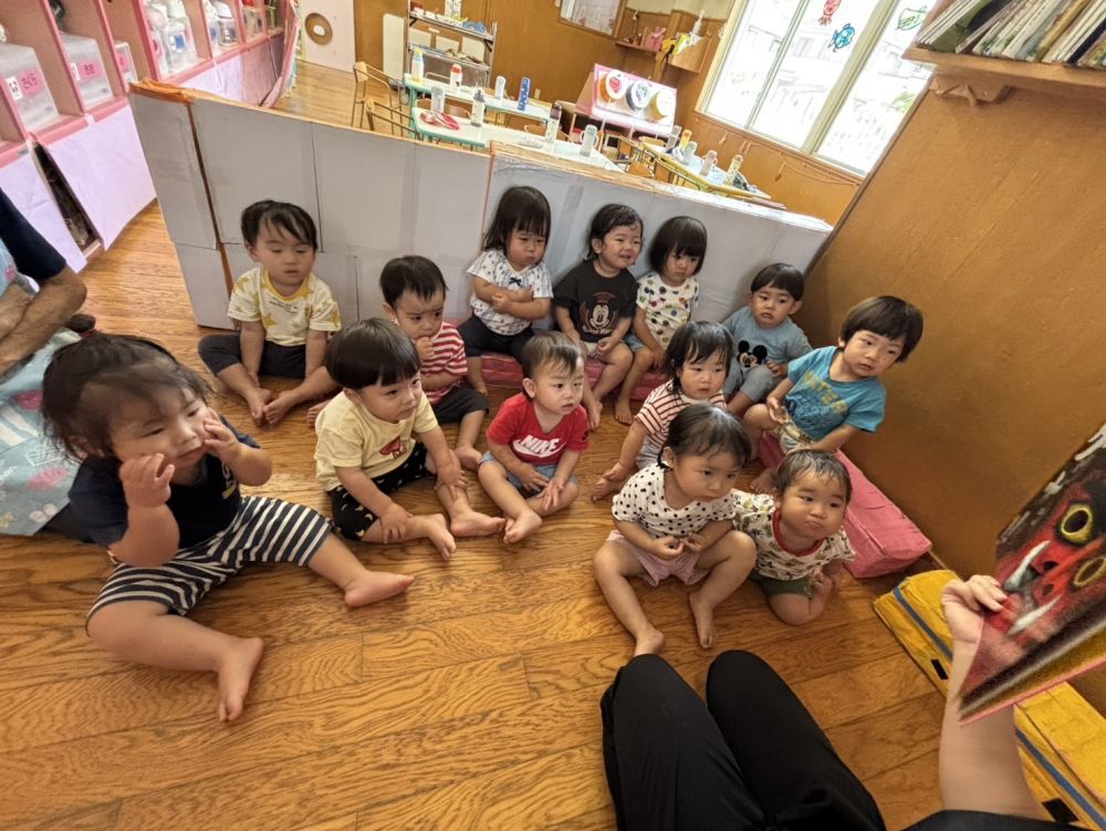 1歳児
   『こわめっこしましょ』

たくさんの妖怪たちとこわめっこ対決！！
妖怪たちに負けないように
怖い顔をするヒヨコ組さん🐥
「プンプン😠」とこわめっこ対決を楽しんでいました！
