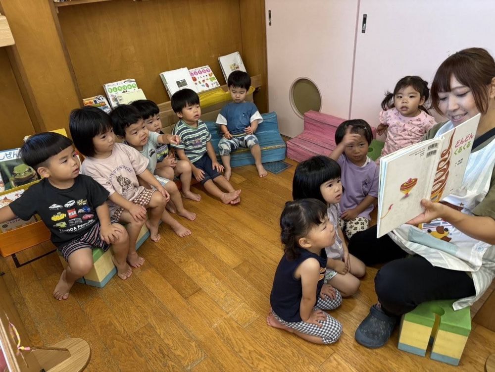 2歳児
　『どんどん   くるくる』

くるくると回る
おもちゃや食べ物、乗り物などが
クイズででてきます！
クマ組さんも答えてましたよ・・・
クイズ方式なので
子ども達も楽しめる絵本です♡♡