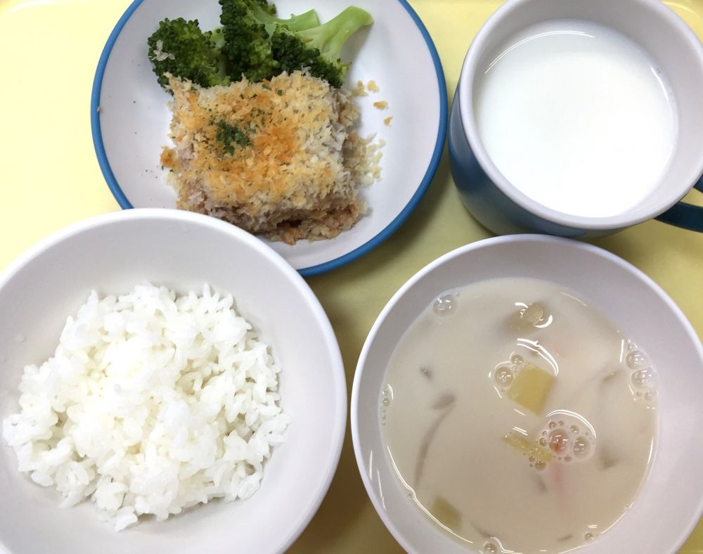 ご飯

スコップメンチカツ

ゆでブロッコリー

じゃがいもとしめじの豆乳スープ

牛乳