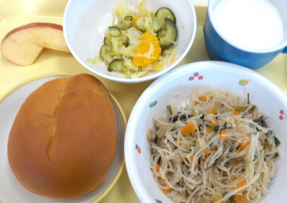 ロールパン

焼きビーフン

フレンチサラダ

りんご

牛乳
