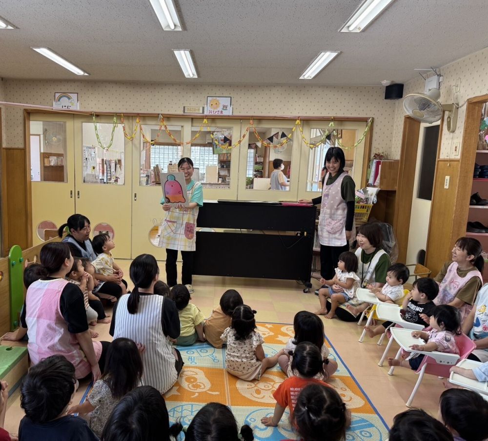 先生のだしものは
「なにをたべたおばけかな？」

おばけが夏ならではの食べ物をたべると・・・
変身しちゃった！！
変身するとみんな「わー！」と
びっくりしていましたよ😆