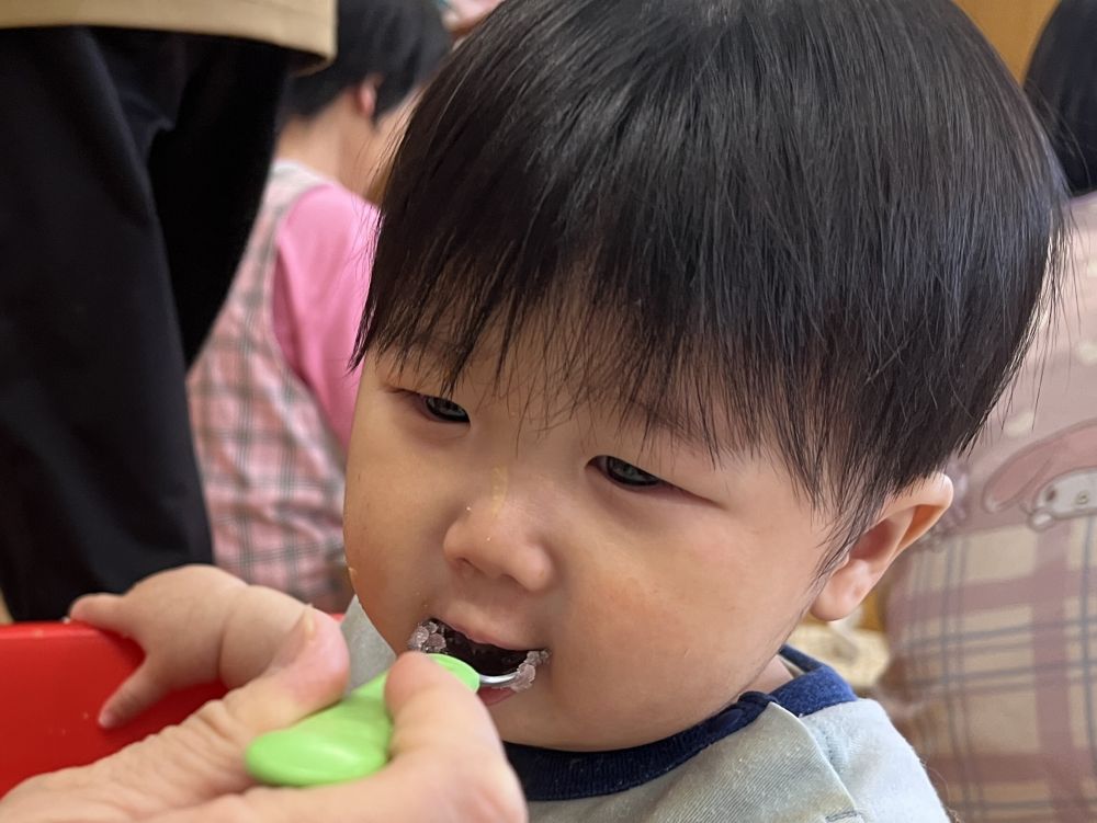 かき氷を食べたよ。

パクっと食べるRくん。
冷たくてびっくりしていました。

