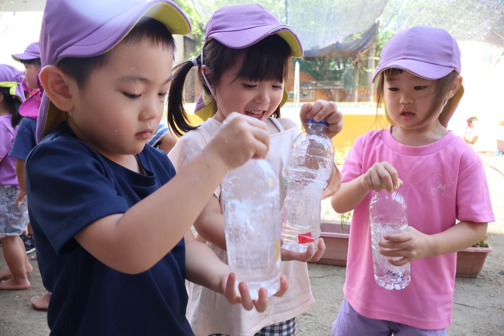 夏ならでは！色水遊びをしました！
ペットボトルの中に色のついた紙を入れてシェイク♪
どんな色になるかな・・・
「1.2.3・・・10！」と数えながらみんなでフリフリ☆