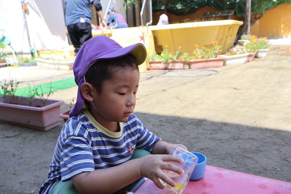 「一緒にジュースのもうよ！」と
コップにいれてはんぶんこ♡
優しいSくんです！

「ぜんぜん色がでん～」
色によってはうまく発色しない色もありました💦
またみんなでリベンジしてみようね！