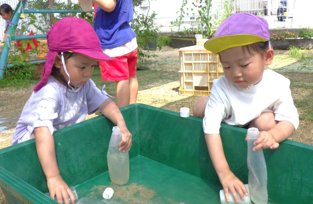 水の気持ち良さを感じながら
水遊びを楽しんでいるリス組さん！



　「どうやって入れるの？」
　「なかなかいっぱいにならないよ～」
形が変形するマヨネーズの容器に
どうすれば水を満タンにできるか…
いろいろな方法を試してみる！