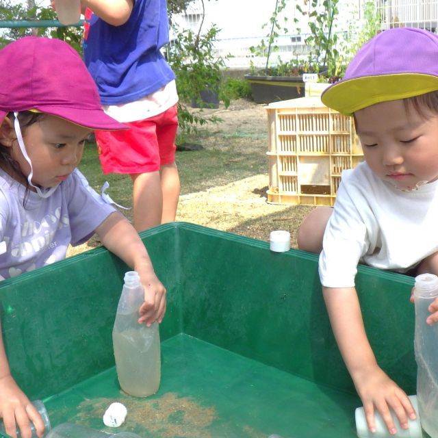 ＊　３歳児　水遊びに夢中！　＊