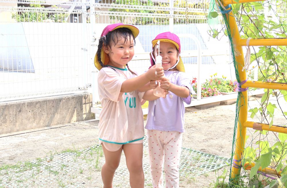一人で押すよりも友達と一緒に押すと
さらに水の勢いが強くなる水鉄砲！
おばけの的に当てたり、友達とかけあったり…
好きな遊び方を見つけながら楽しむ♪