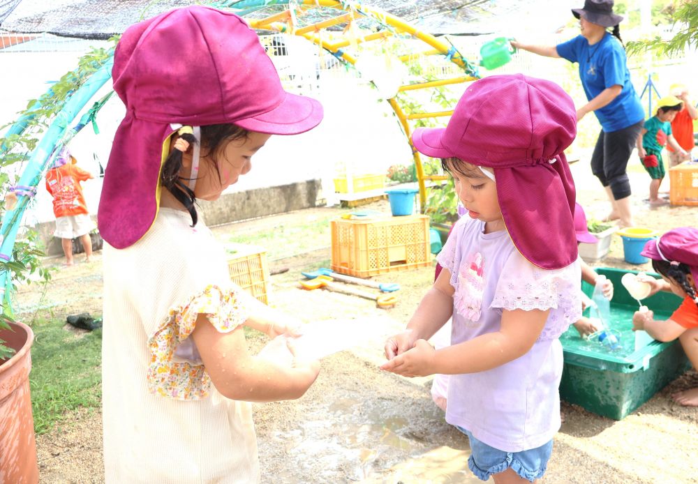 　「手に泥がついちゃった・・・」
　「Kちゃんがきれいにしてあげるね！」
友達のために優しく水をかけてあげる姿も♡

夏ならではの遊びを満喫中です！