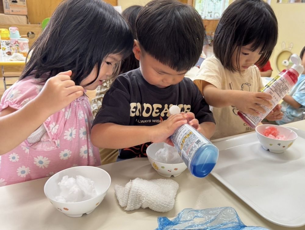 待ちに待ったかき氷の日がやってきました✨

給食を食べていると…
松浦先生のかき氷屋さんが、
準備を始めました♩

みんな楽しみすぎて、
給食もあっとゆうまに食べちゃいました！！

そして…
ふわふわの氷をお皿に入れてもらって、
好きなシロップを自分でかけたよ❤️💙💚

「Aは、あおいろ〜💙」と、Aくん。
「Tはいちごにする〜❤️」と、Tちゃん。
「Iちゃんはなににしようかな〜」と、Iちゃん。
わくわくが止まりません😆

