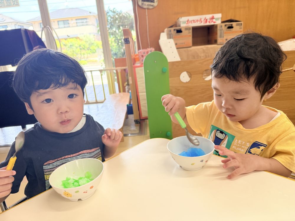 「つめたいよー！」と、Yくん。
「Yくん、じゅーすになっちゃった！」と、Yくん。

かき氷を食べながら、
楽しい会話も聞こえてきます♬