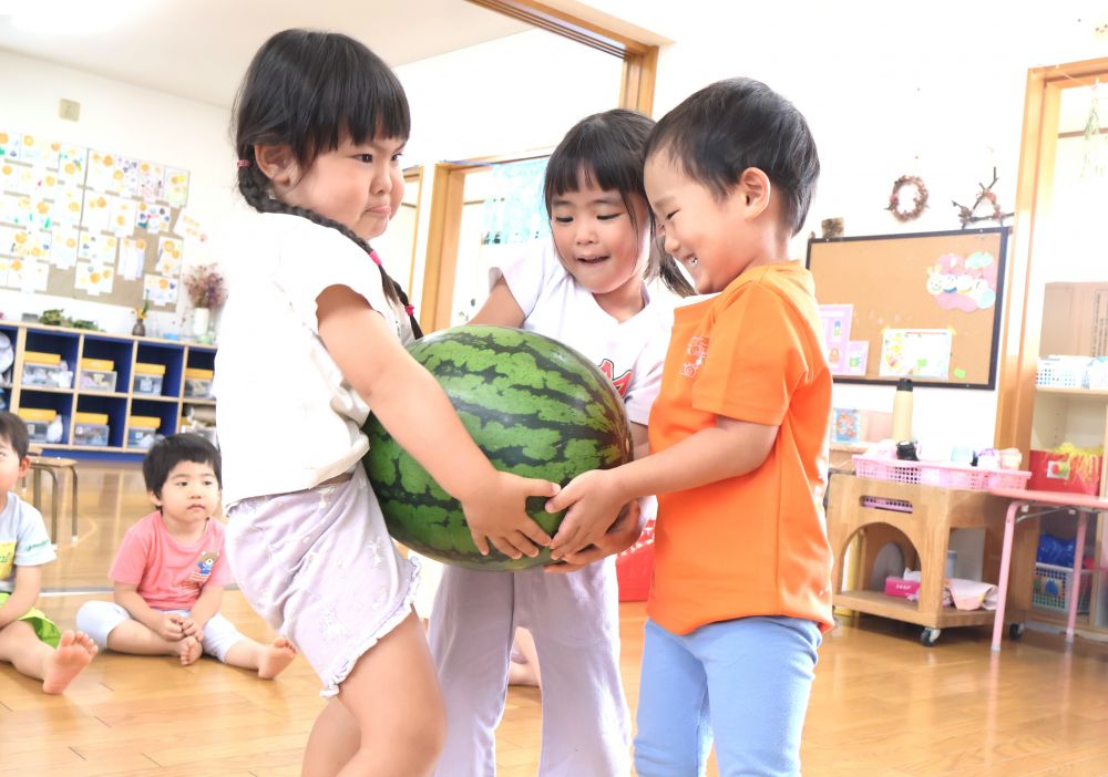 　「ちょっと持ってみよ！」
　「おっもたい！！」
大きなスイカを協力して持ち上げて…
やってみたいことを通して
気付くことがいっぱい♡