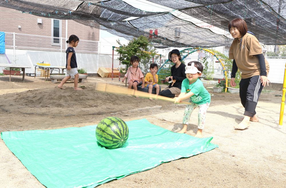 みんなでスイカ割りに挑戦☆
　「そこそこ～！！」
　「せーのっ！」
友達の声援を聞きながら棒を振ってみる！

その季節ならではの経験を
これからも大切にしていきたいです♡
