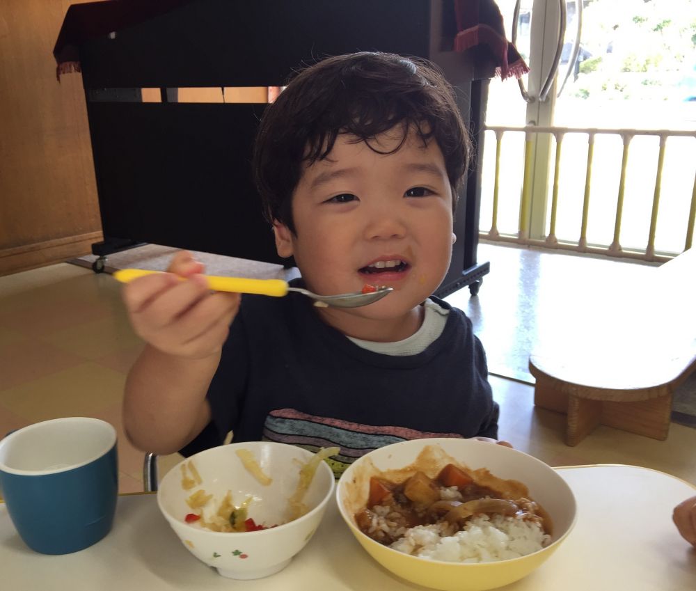 お誕生日会メニューでハヤシライスとマセドアンサラダの様子です♡

マセドアンサラダは赤や黄色のパプリカを使った
夏らしい色鮮やかなサラダです。

「これはトマト？」と
赤パプリカを見てYくん。

赤いピーマンだよ、と伝えると
ゆっくり味わって食べていました。