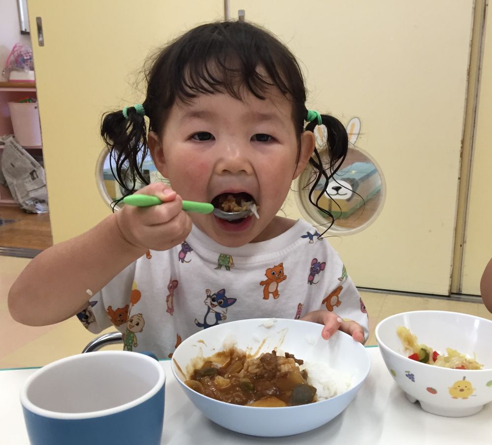 そして給食の後にかき氷屋さんがやってくる日でした。

「これピッカリンにしたらかき氷食べるんよ～」
と楽しみにしているみんな。

大きな口でパクパクと給食を食べていましたよ。
