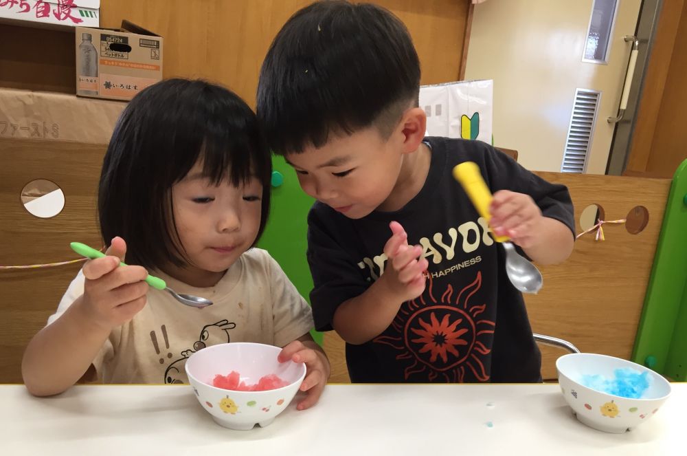 待ちに待ったかき氷の時間。

「あかにする！」
「あお！」
など何色にするかワクワク。

友達のかき氷の色を見て次は何にしようかな～と
おかわりも楽しみ♪

甘くて冷たくておいしいかき氷でした♡