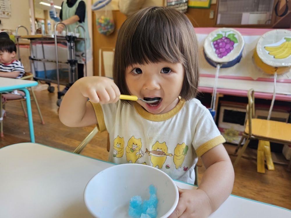 今日はかき氷の日🍧


「これ！」 
好きな色のシロップを指さして選んでいました✨️
ワクワクしながら、大きな口でパクっ♡
