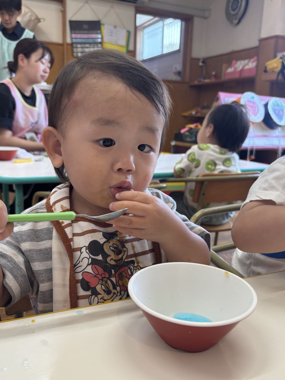 R君は、口に入れるとちょっとビックリした顔に！
氷の冷たい食感を楽しみます☺️