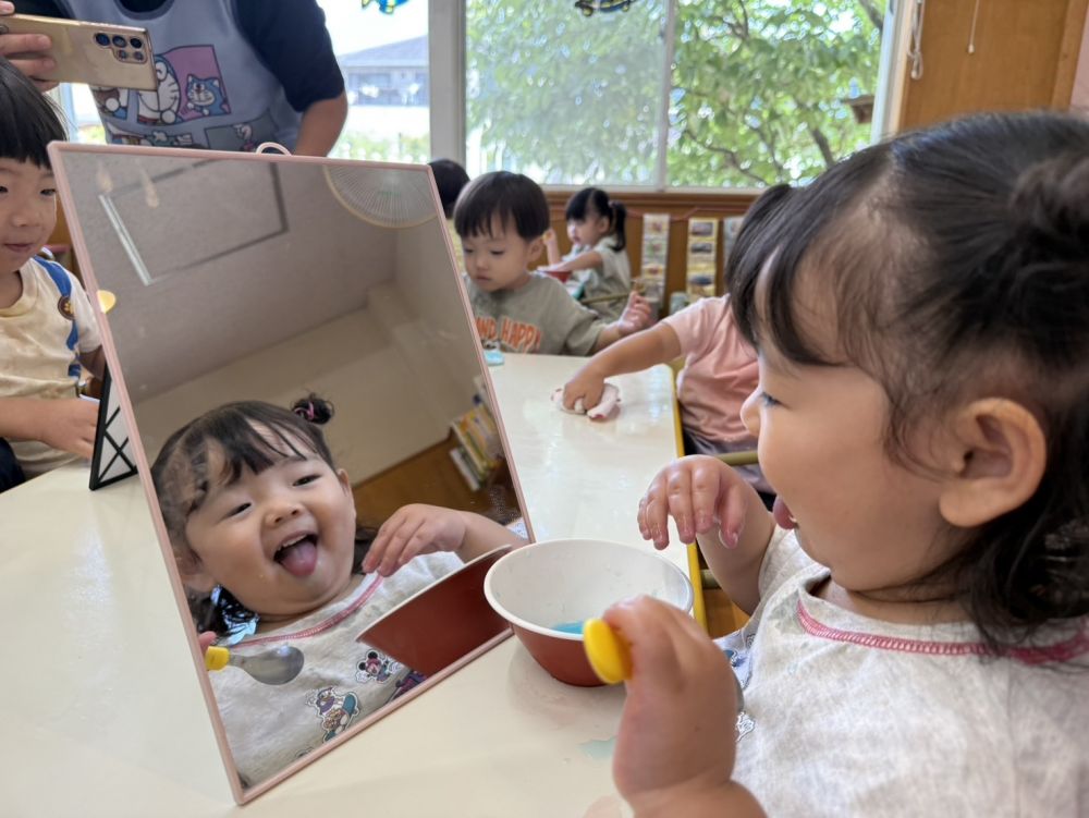 何色になったかなー？✨️
ワクワクしながら、鏡で自分のベロの色をチェック！！

「あーおくなっちゃった🎶」「べーー！」
みんなで歌って、食べて、楽しいかき氷の日になりました！！
