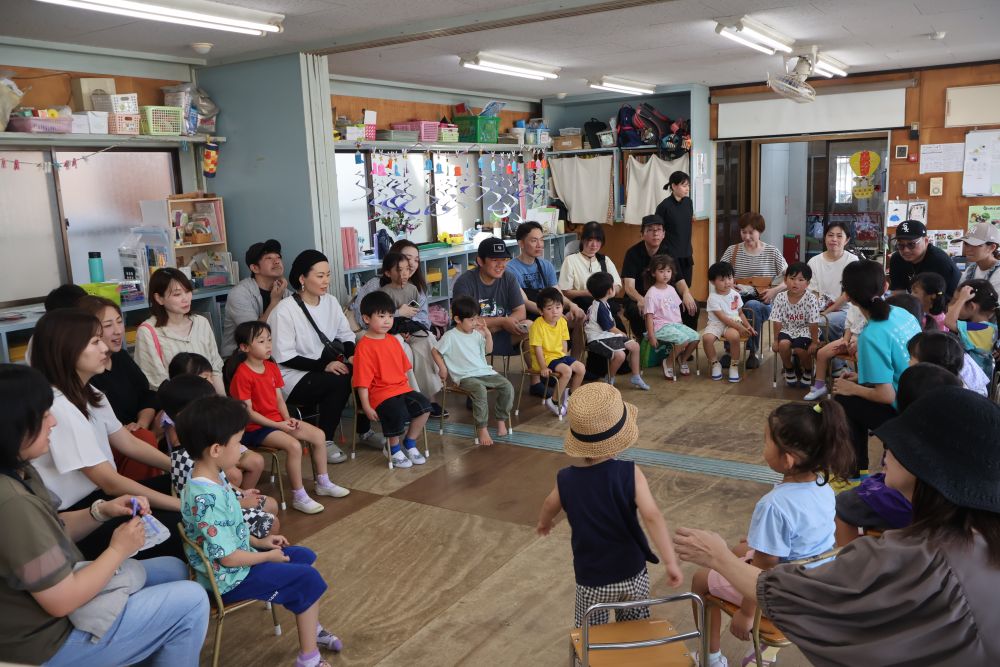 朝の会の振り返りではみんなの遊びを教え合い！
今日はお家の人もいてちょっぴりドキドキもしている様子でしたが、
作ったアイテムや遊びの様子を頑張って話してくれましたよ😊