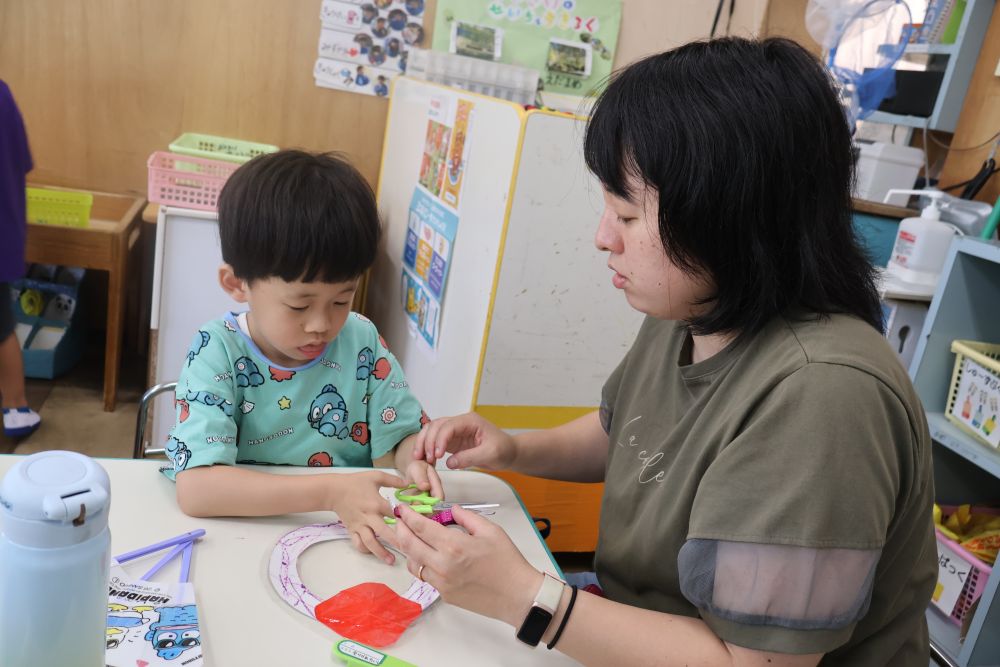 今回はプールと製作遊びをしました！

まずは製作遊び！折り紙の朝顔の透明うちわづくり♡
キラキラテープを貼ったり、好きな模様や絵を描いて飾り付けしました！