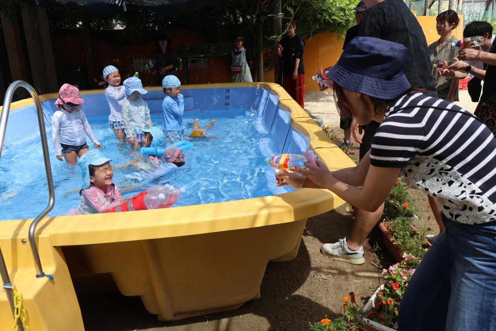 待ってましたのプール！！
水着の着替えも体操もして準備おっけい！

みんなで作った水鉄砲！
今日はお家の人のアイテムに✨

冷たいけど気持ちい～💓な表情のMちゃん💓