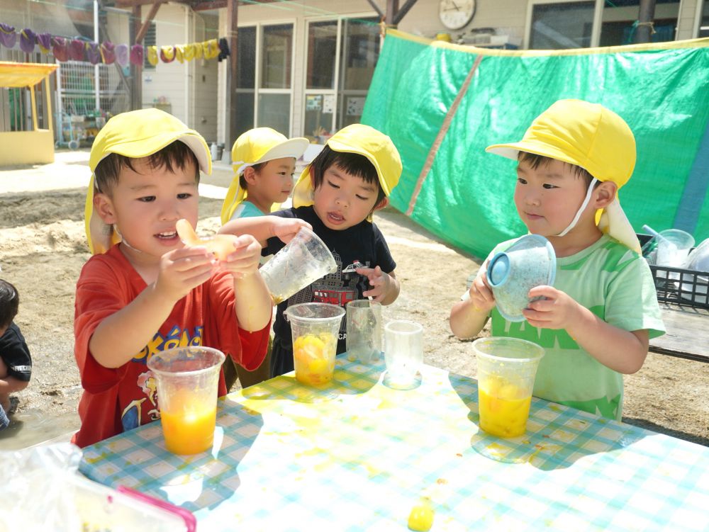 水とは違う氷の冷たさ・・・
触って…　溶けて…　なくなって…
気持ちよさや不思議さを感じながら
氷に触れることを楽しむ♡



「見てー！変な形ー！！」
「おつきさまみたい～」
「くっついてるじゃん！」
形が違うことやくっついていることに気付き
面白さを友達と共有♡