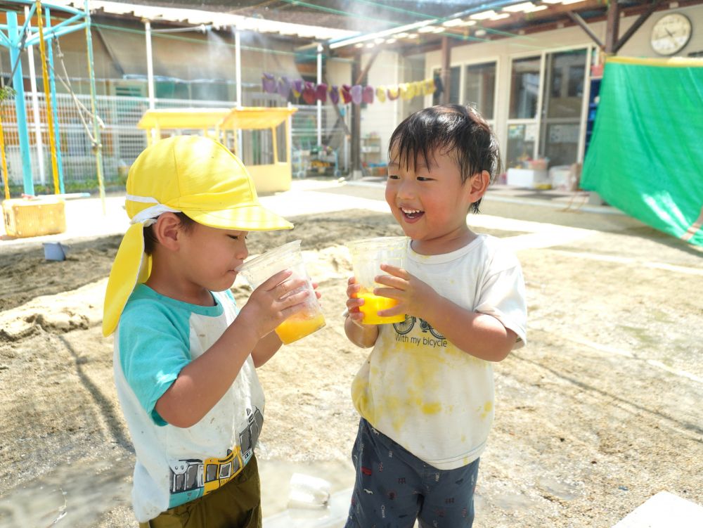 「氷なくなっちゃったね～」
「なんでかな？」
「アイスも暑かったら溶けるよねー」
”なんでなくなるのか”を不思議に思い
氷への興味関心が高まります♡

溶けたらジュースになった！！
「かんぱーい！」
「ごくごくごく・・・♡」