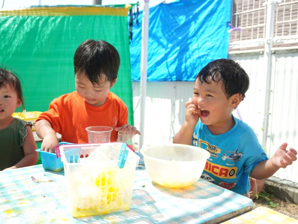 「つめたーーい！」
「きもちー！！」
氷を顔に当てたり服の中に入れたりして
冷たい感触を楽しんでいます♡