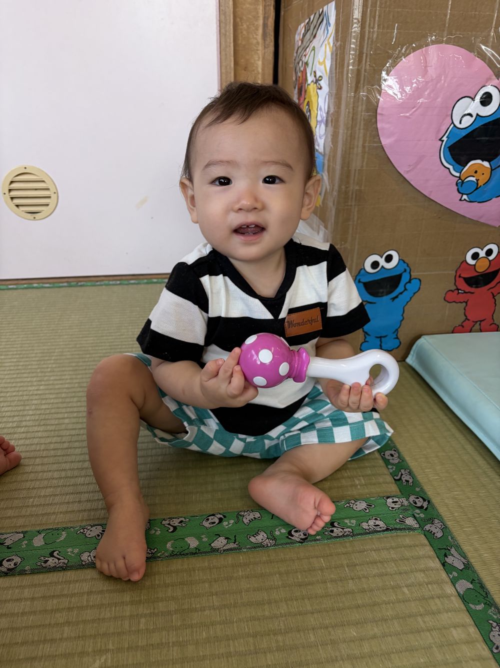 今日から新しいお友達が2人ふえました。

おもちゃを見つけて
フリフリ♪音が鳴るのをたのしむNくん😊