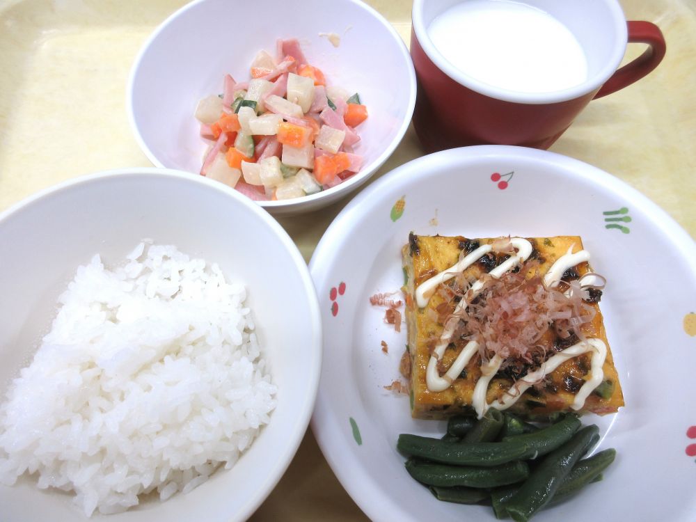 ご飯

エビ卵お好み焼き風

いんげんのソテー

チョップ・ド・サラダ

牛乳