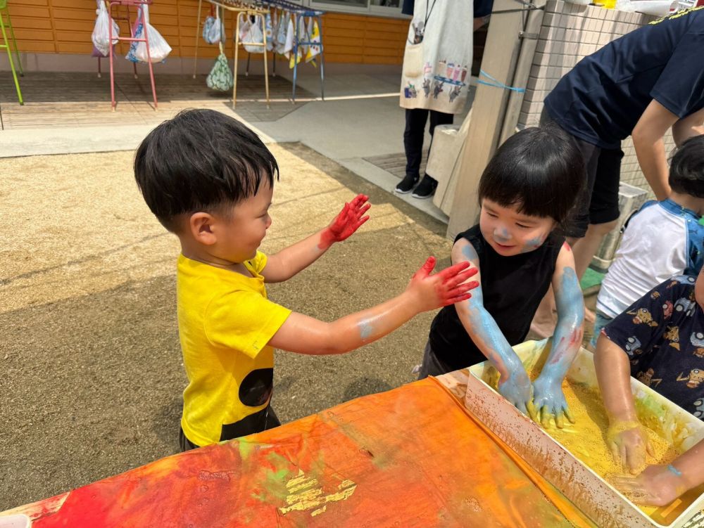 手にたっぷり絵の具を付けていたのはRちゃんとAくん♡

お互いに、ついた絵の具を見せあいっこしていましたよ😄

またボディ ペインティングしようね♡
