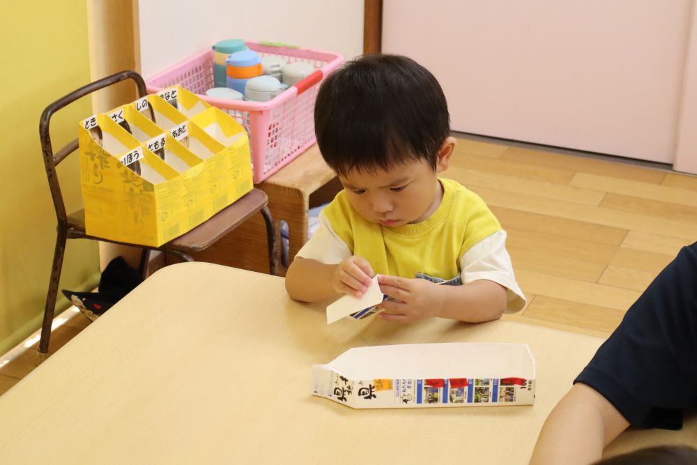 水が大好きなクマ・ヒヨコ組さん✨
牛乳パックを使って
プールで遊べる船を自分たちで
作りました⛵

指先を使って台紙から
テープを取ります

少し固いけど自分で頑張って
やってみるよ💪

真剣な表情で
集中しています…👀





