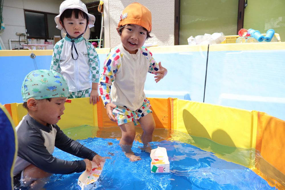 カラフルな可愛い船が完成し、
早速プールで浮かべてみました！

「みて！うかんだよ！」
嬉しそうに教えてくれました♡

