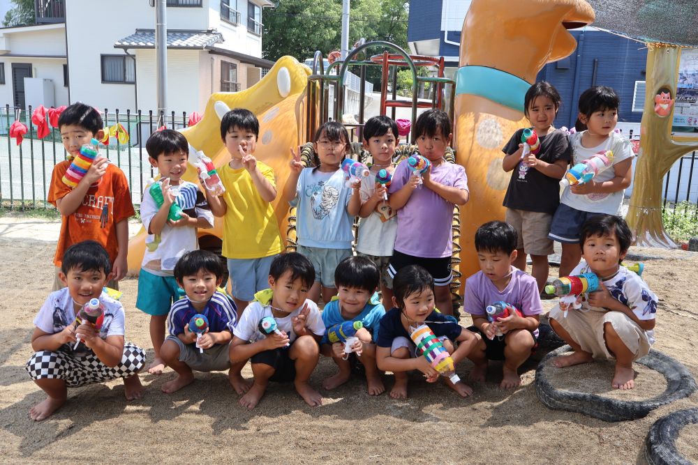 プールがない日も全身で水遊びを
ダイナミックに楽しむキリン組さん

今日はシャワーの前に…
自分たちで作った水鉄砲で対決です✨
「まだ？」「いつする？」
ずっと楽しみにしていました♡