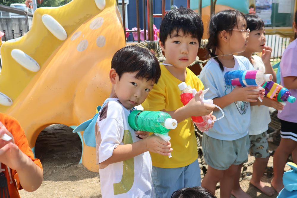「行くぞっ！！」
気合十分のキリン組さん🦒

※プールの方には入らない
※ザウルスの上には逃げない
※テントの日陰でお茶休憩

約束事をみんなで決めスタート⭐