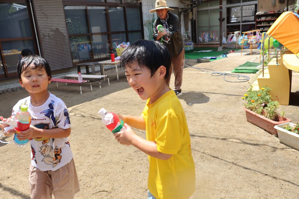 「うわ～😆」
ルールや安全を守りながら
伸び伸びと体を動かし
夏ならではの遊びを楽しんでいます！！

