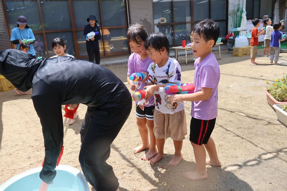 子ども達の笑顔を見ると嬉しくなり
ついつい保育教諭も大人げなく…
一緒に思う存分楽しみました😆
これからも子ども達の楽しい！！面白い！！を
一緒に経験し共有していきたいと思います♪
